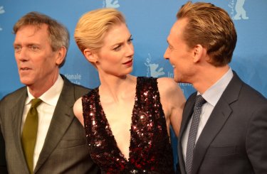 Berlino 2016: Elizabeth Debicki, Tom Hiddleston, Hugh Laurie sul red carpet di The Night Manager