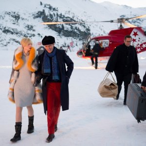 The Night Manager: Elizabeth Debicki e Hugh Laurie in una foto della serie