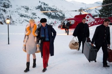 The Night Manager: Elizabeth Debicki e Hugh Laurie in una foto della serie