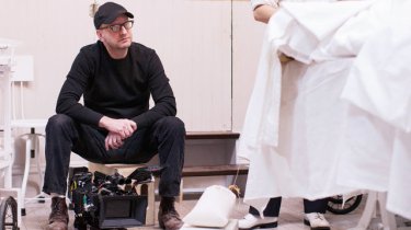 images/2016/02/19/steve-soderbergh-on-the-set-of-the-knick.jpg