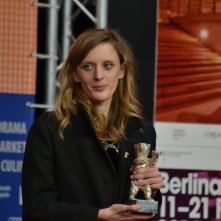 Berlino 2016: Mia Hansen-Løve mostra il premio alla conferenza dei premiati