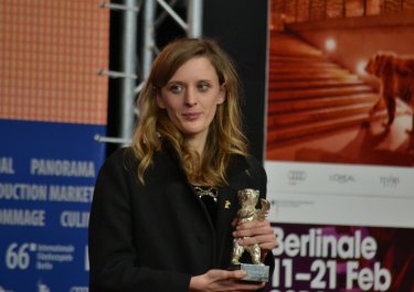 Berlino 2016: Mia Hansen-Løve mostra il premio alla conferenza dei premiati