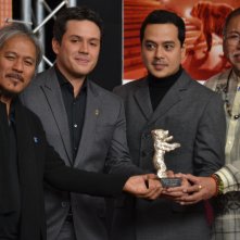 Berlino 2016: Lav Diaz mostra il premio alla conferenza dei premiati