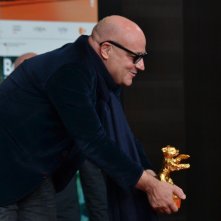 Berlino 2016: Gianfranco Rosi mostra il premio alla conferenza dei premiati