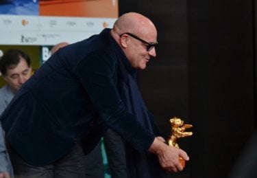 Berlino 2016: Gianfranco Rosi mostra il premio alla conferenza dei premiati