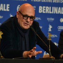 Berlino 2016: Gianfranco Rosi risponde alle domande durante la conferenza dei premiati