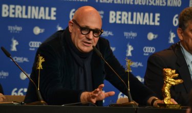 Berlino 2016: Gianfranco Rosi risponde alle domande durante la conferenza dei premiati