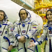 Astrosamantha - La donna dei record nello spazio: Samantha Cristoforetti insieme a due suoi colleghi di spedizione