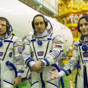 Astrosamantha - La donna dei record nello spazio: Samantha Cristoforetti insieme a due suoi colleghi di spedizione