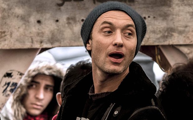 Jude Law in visita al campo di immigrati di Calais