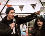 Jude Law si schiera con i piccoli migranti di Calais