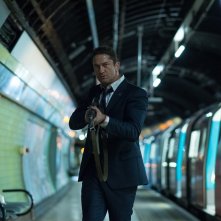 Attacco al potere 2: Gerard Butler armato in una scena del film