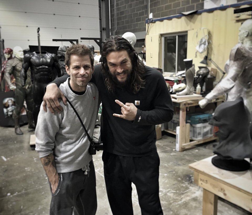 Justice League: Zack Snyder e Jason Momoa nella prima foto dal set
