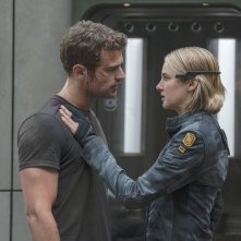 The Divergent Series: Allegiant, Shailene Woodley e Theo James in una scena del film