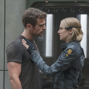The Divergent Series: Allegiant, Shailene Woodley e Theo James in una scena del film