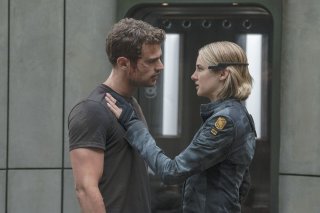 The Divergent Series: Allegiant, Shailene Woodley e Theo James in una scena del film