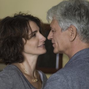 Forever Young: Lorenza Indovina e Fabrizio Bentivoglio in una scena del film