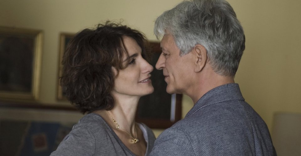 Forever Young: Lorenza Indovina e Fabrizio Bentivoglio in una scena del film