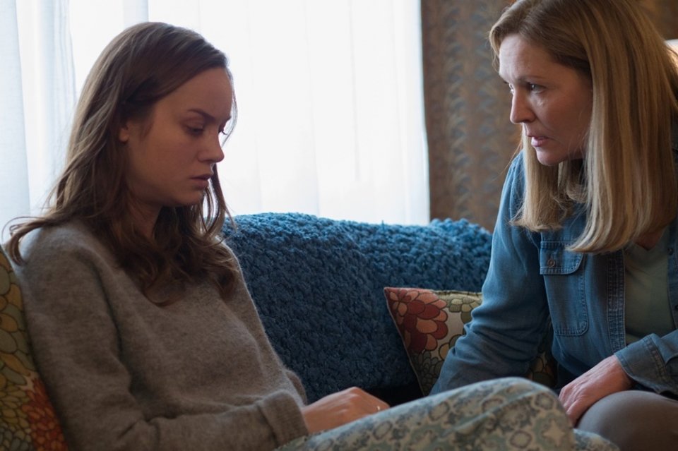 Room: Brie Larson e Joan Allen in una scena del film