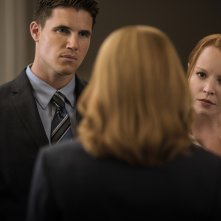 X-Files: Robbie Amell, Gillian Anderson e Lauren Ambrose in una foto del season finale Ossessione