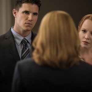 X-Files: Robbie Amell, Gillian Anderson e Lauren Ambrose in una foto del season finale Ossessione