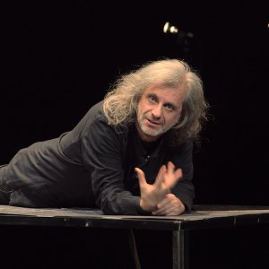 Urge: Alessandro Bergonzoni in un'immagine tratta dal suo spettacolo teatrale filmato