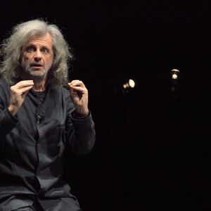 Urge: Alessandro Bergonzoni in un momento del suo spettacolo teatrale