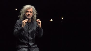 Urge: Alessandro Bergonzoni in un momento del suo spettacolo teatrale