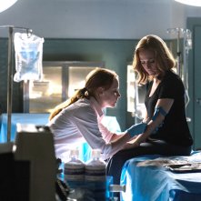 X-Files: le attrici Lauren Ambrose e Gillian Anderson in Ossessione