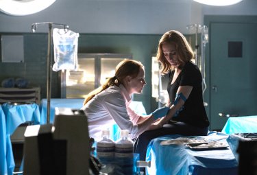 X-Files: le attrici Lauren Ambrose e Gillian Anderson in Ossessione