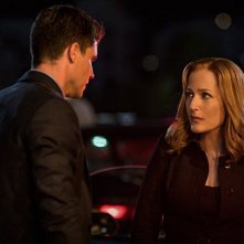 X-Files: Robbie Amell e Gillian Anderson in una foto dell'episodio Ossessione