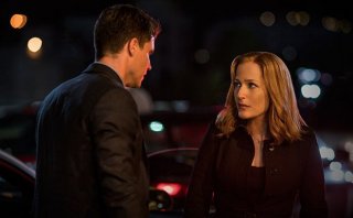 X-Files: Robbie Amell e Gillian Anderson in una foto dell'episodio Ossessione