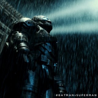 Batman v Superman: Dawn of Justice - Batman guarda minaccioso verso il cielo