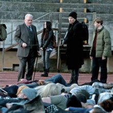 Cell: John Cusack, Samuel L. Jackson, Owen Teague e Isabelle Fuhrman di fronte a un mucchio di cadaveri