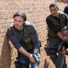 Codice 999: Casey Affleck e Anthony Mackie in una scena del film