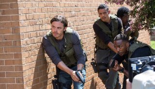 Codice 999: Casey Affleck e Anthony Mackie in una scena del film