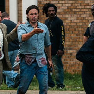 Codice 999: Woody Harrelson e Casey Affleck in un momento del film