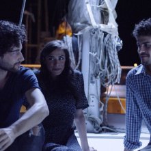 Come saltano i pesci: Simone Riccioni, Marianna Di Martino e Brenno Placido in una scena del film