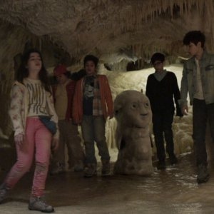 Grotto: Gabriele Fiore, Iris Caporuscio, Leonardo Similaro, Samuele Biscossi e Christian Roberto insieme a Grotto in una scena del film