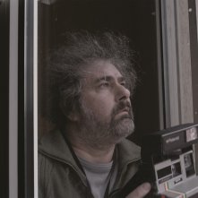 Il condominio dei cuori infranti: un primo piano di Gustave Kervern tratto dal film