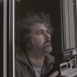 Il condominio dei cuori infranti: un primo piano di Gustave Kervern tratto dal film