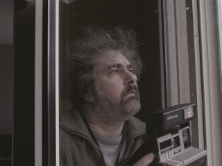 Il condominio dei cuori infranti: un primo piano di Gustave Kervern tratto dal film
