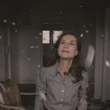 Il condominio dei cuori infranti: Isabelle Huppert in una bella immagine del film