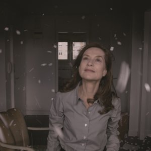 Il condominio dei cuori infranti: Isabelle Huppert in una bella immagine del film