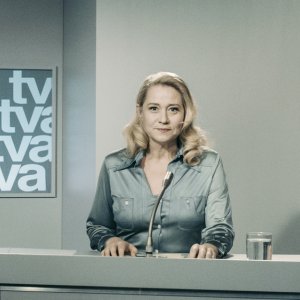 La comune: Trine Dyrholm in una scena in cui conduce il telegiornale