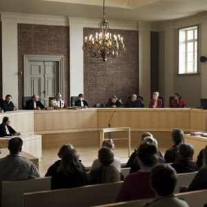 La corte: una scena del processo tratta dal film