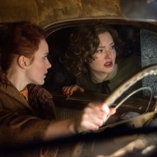 L'ultima tempesta: Rachel Brosnahan e Holly Grainger in una scena del film