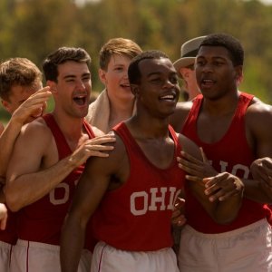 Race - Il colore della vittoria: Stephan James festeggiato dai compagni di squadra in una scena del film