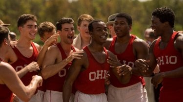 Race - Il colore della vittoria: Stephan James festeggiato dai compagni di squadra in una scena del film