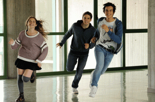 Un bacio: Rimau Grillo Ritzberger, Valentina Romani e Leonardo Pazzagli in una scena del film